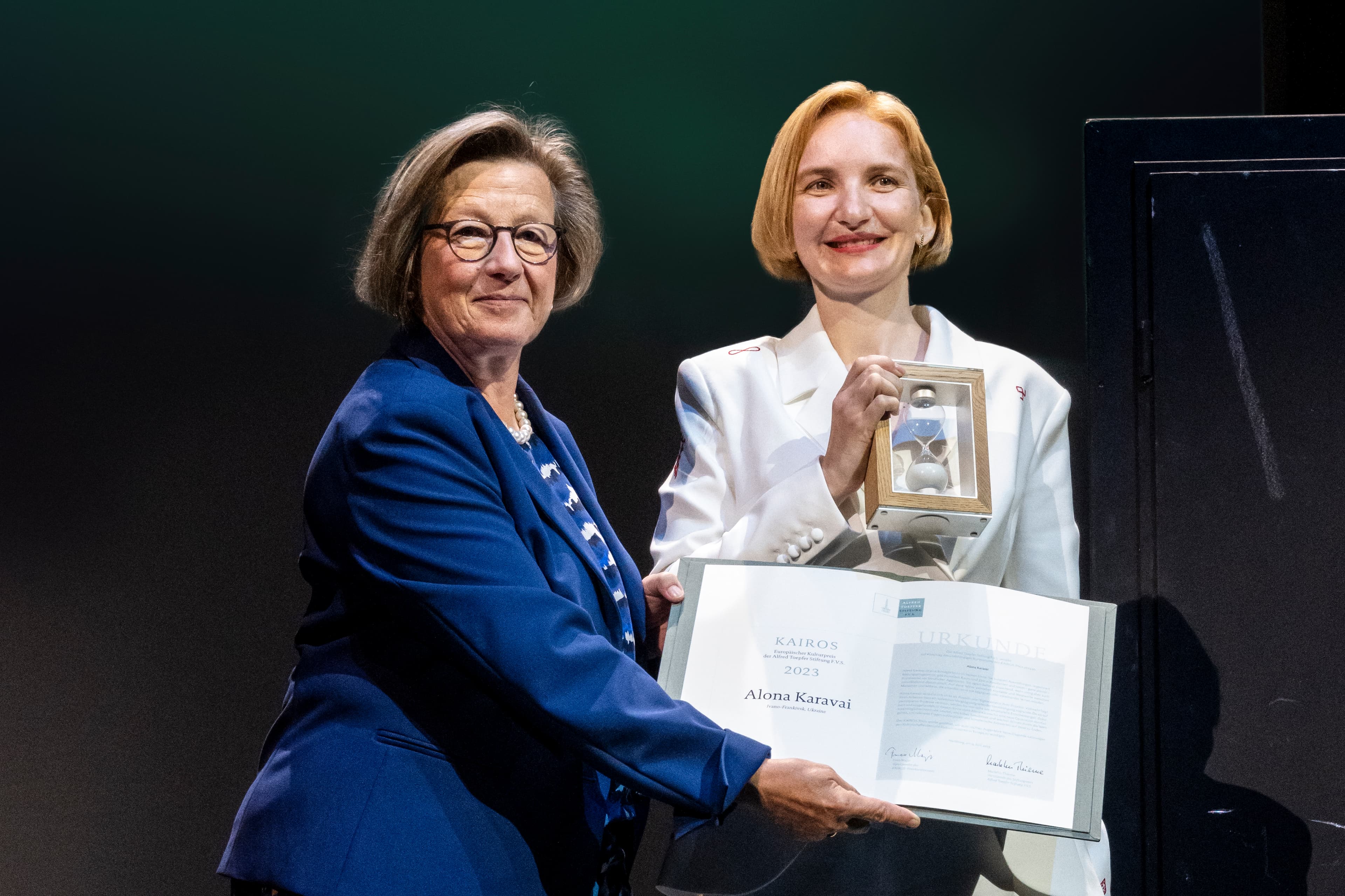 Die Preisträgerin mit Marlehn Thieme_KAIROS-Preisverleihung 2023_Fotograf: Gregor Lengler