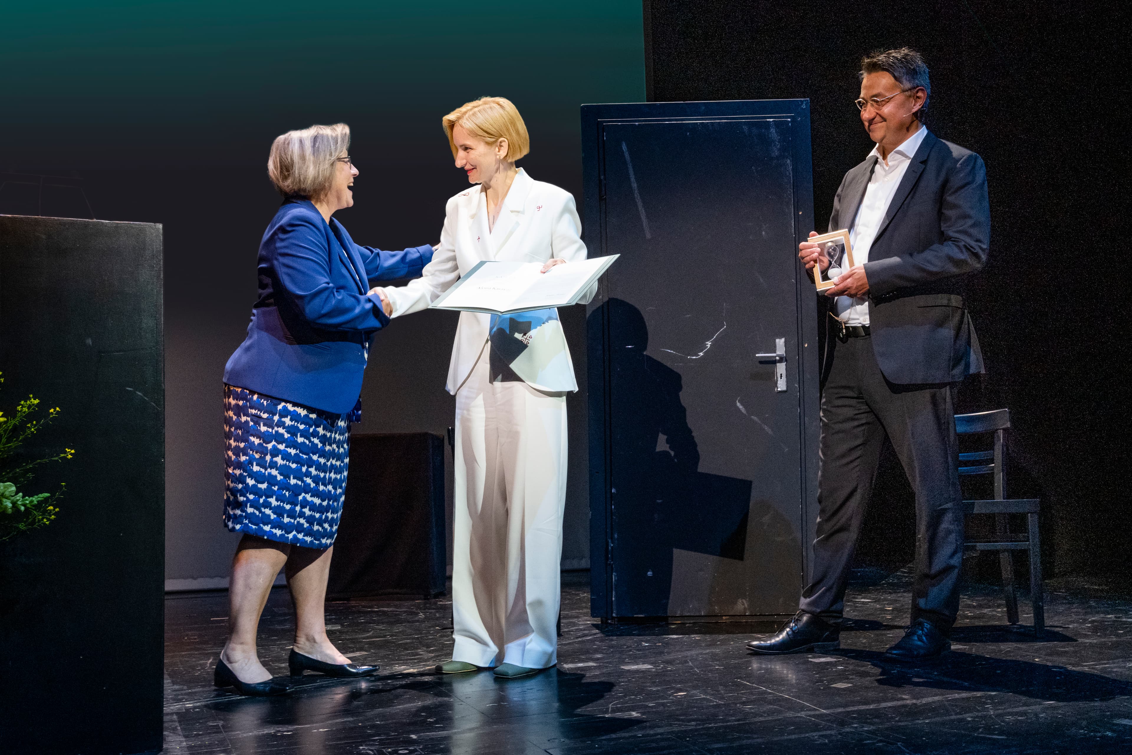 Übergabe des Preises an Alona Karavai_KAIROS-Preisverleihung 2023_Fotograf: Gregor Lengler