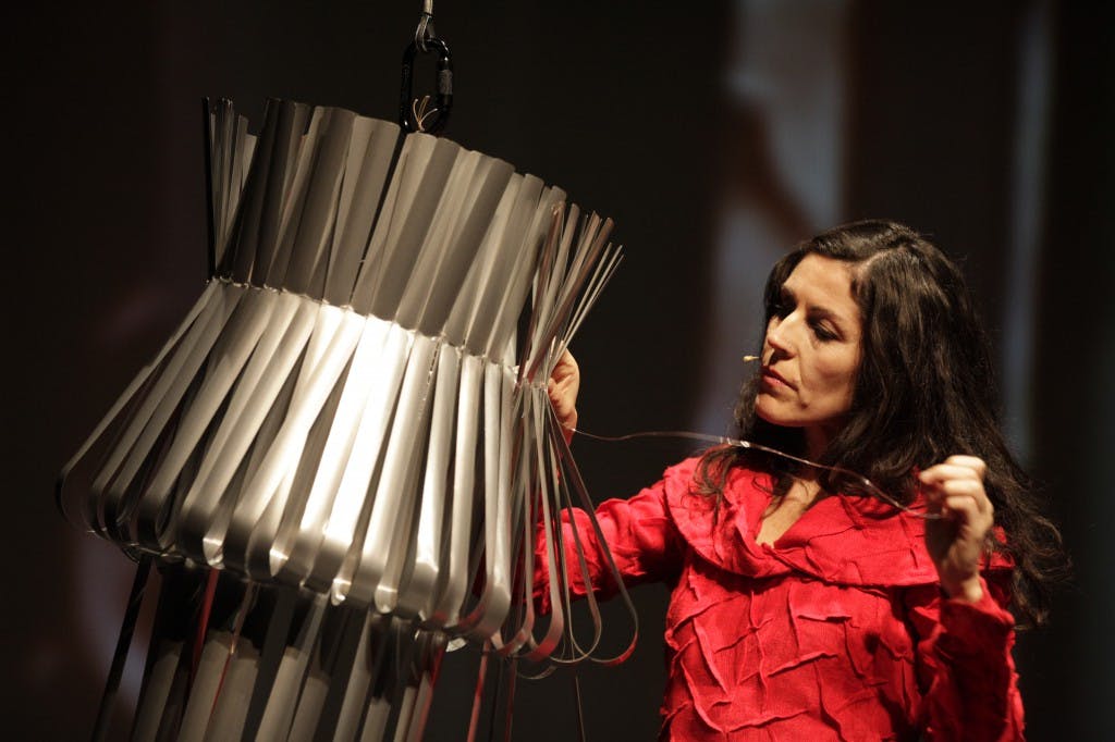 Preisträgerin Katell Gélébart fertigt eine Lampe aus alten Aluminiumjalousien