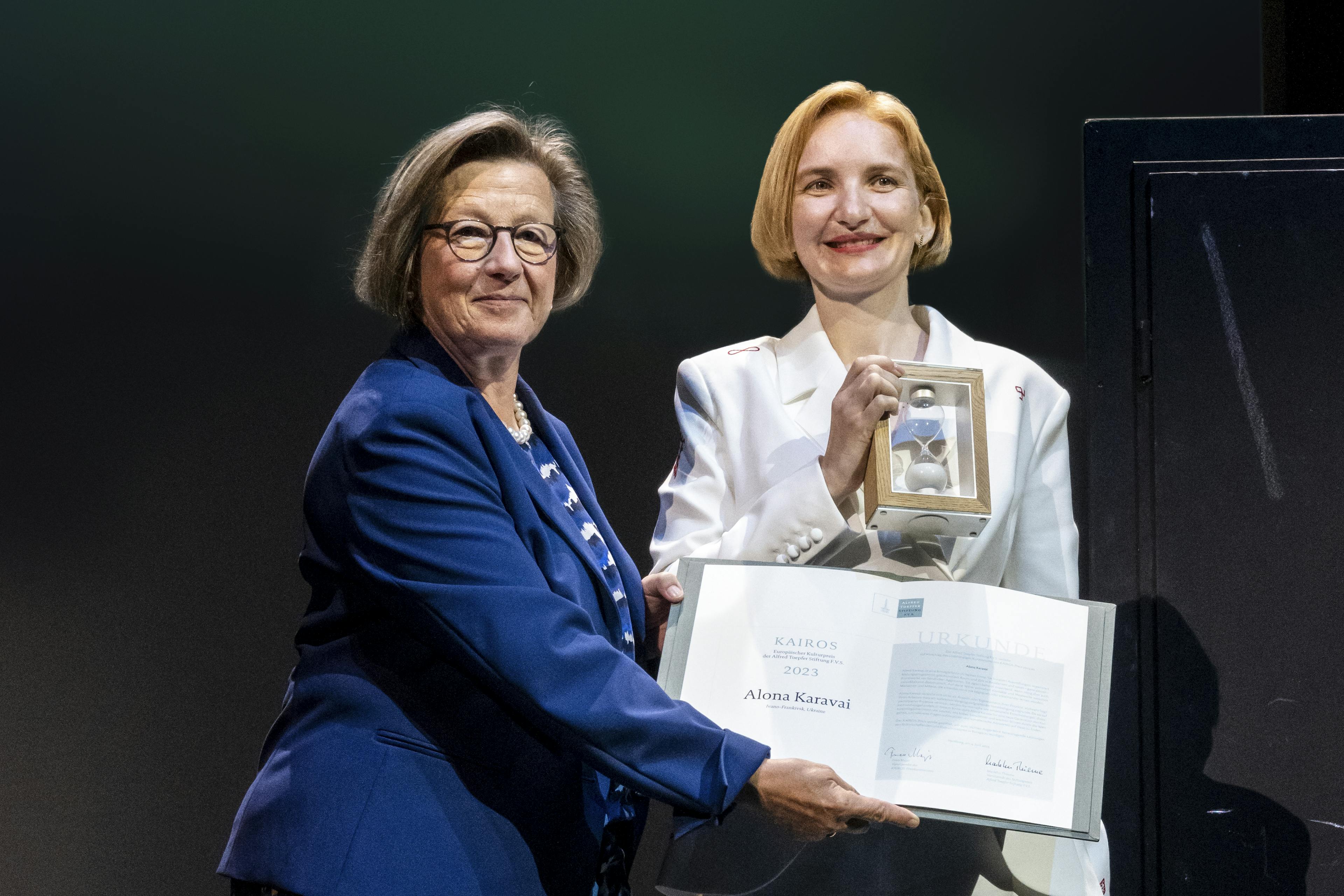 Die Preisträgerin mit Marlehn Thieme_KAIROS-Preisverleihung 2023_Fotograf: Gregor Lengler