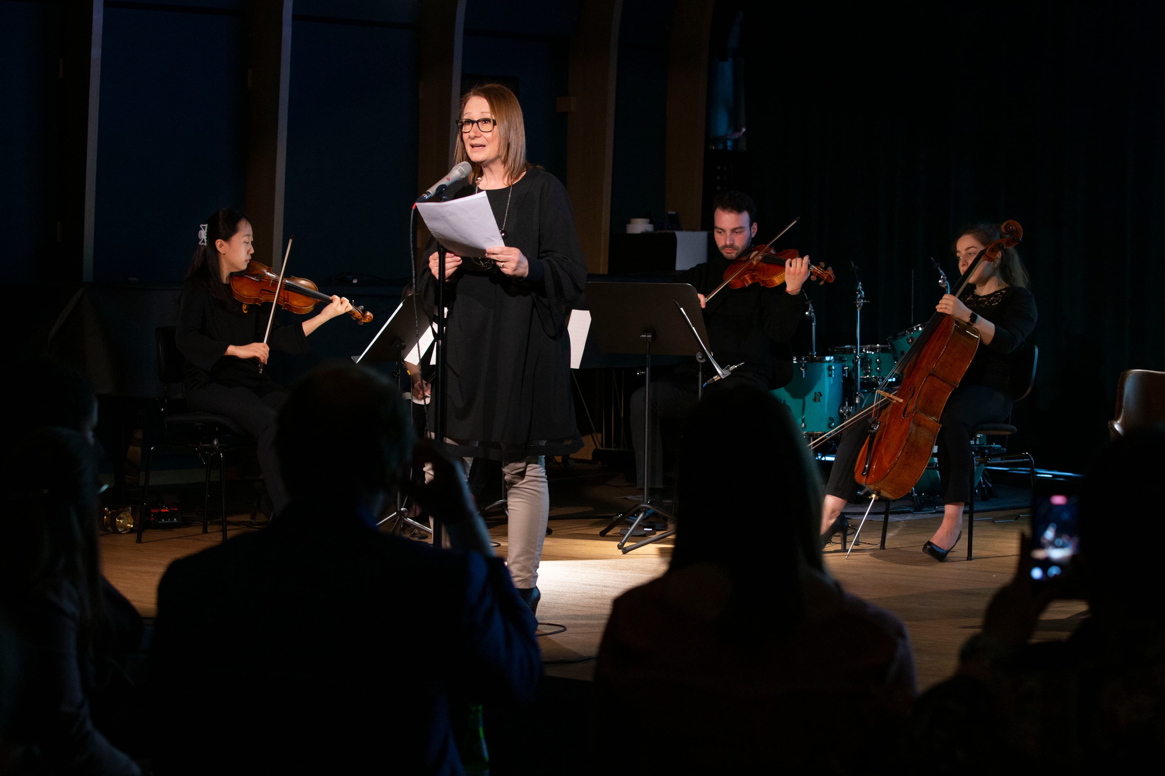 Micaela Casalboni liest das Gedicht "Erinnerung an die Marie A." von Bertolt Brecht