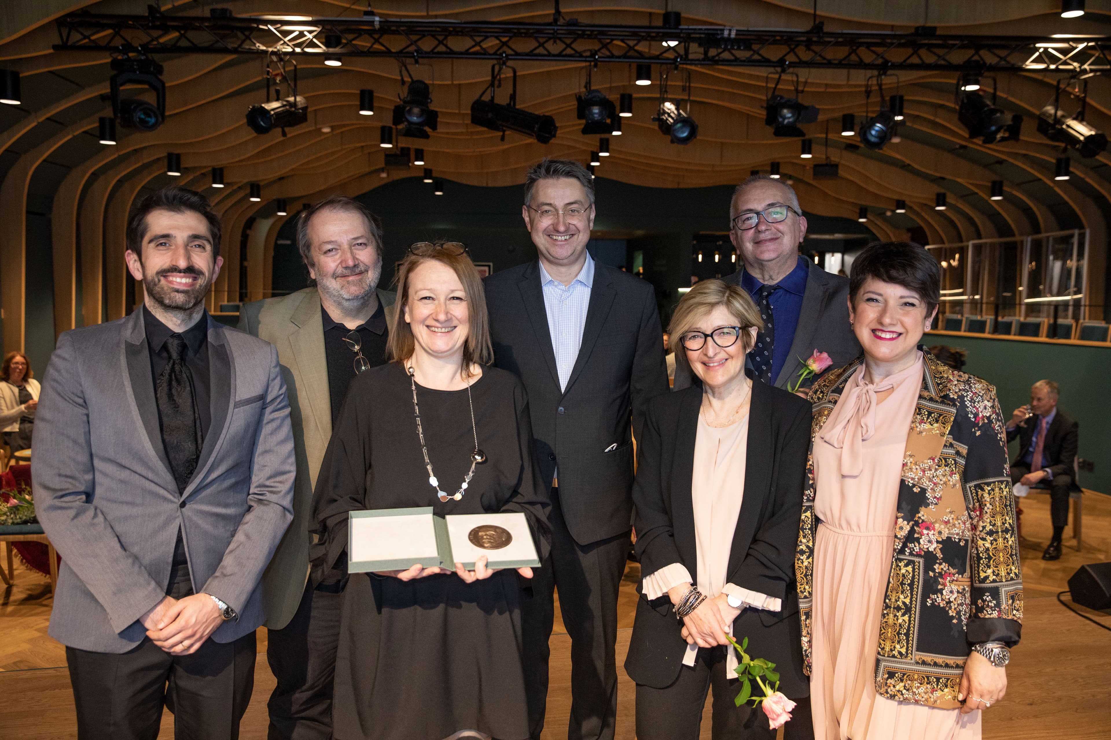 Die Ausgezeichneten des Teatro dell'Argine mit Ansgar Wimmer (Vorstandsvorsitzender der Toepfer Stiftung) © Kirsten Haarmann, kh-fotografie.com