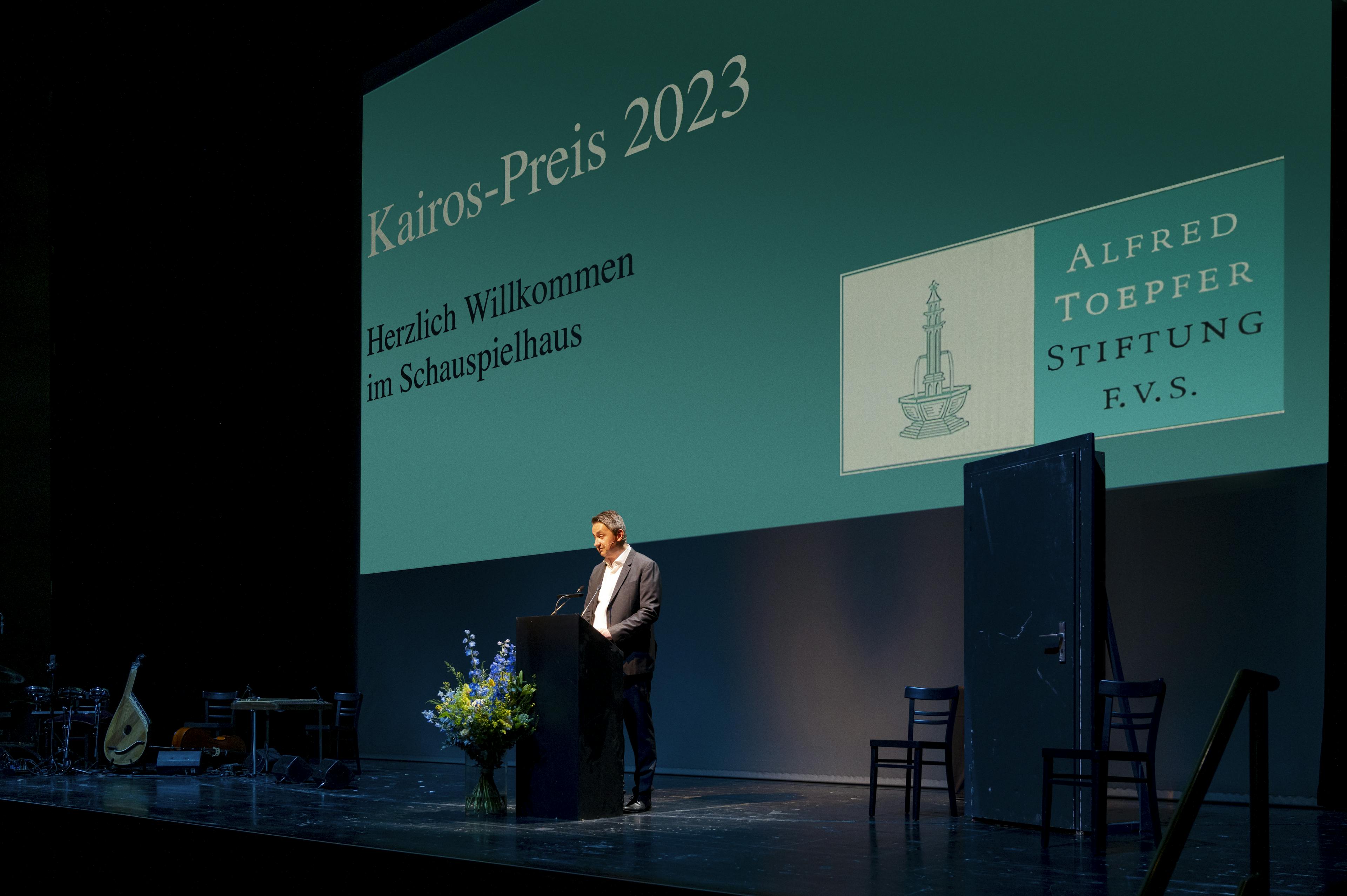 Ansgar Wimmer begrüßt die Gäste_KAIROS-Preisverleihung 2023_Fotograf: Gregor Lengler